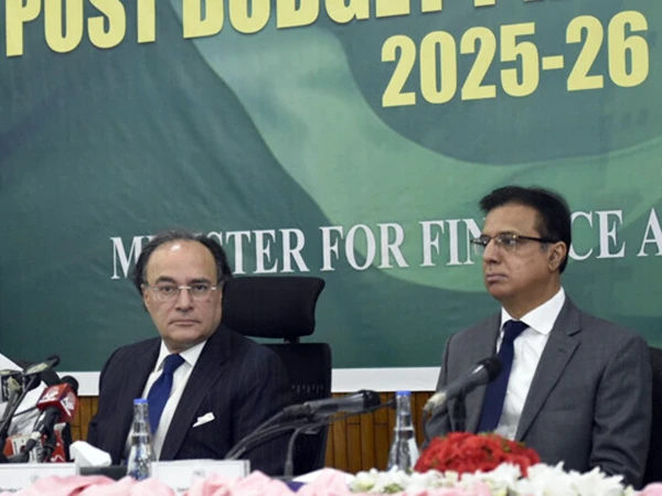 muhammad-aurangzaib-post-budget-press-conference-0-600x450