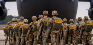 US-Army-paratroopers-696x342